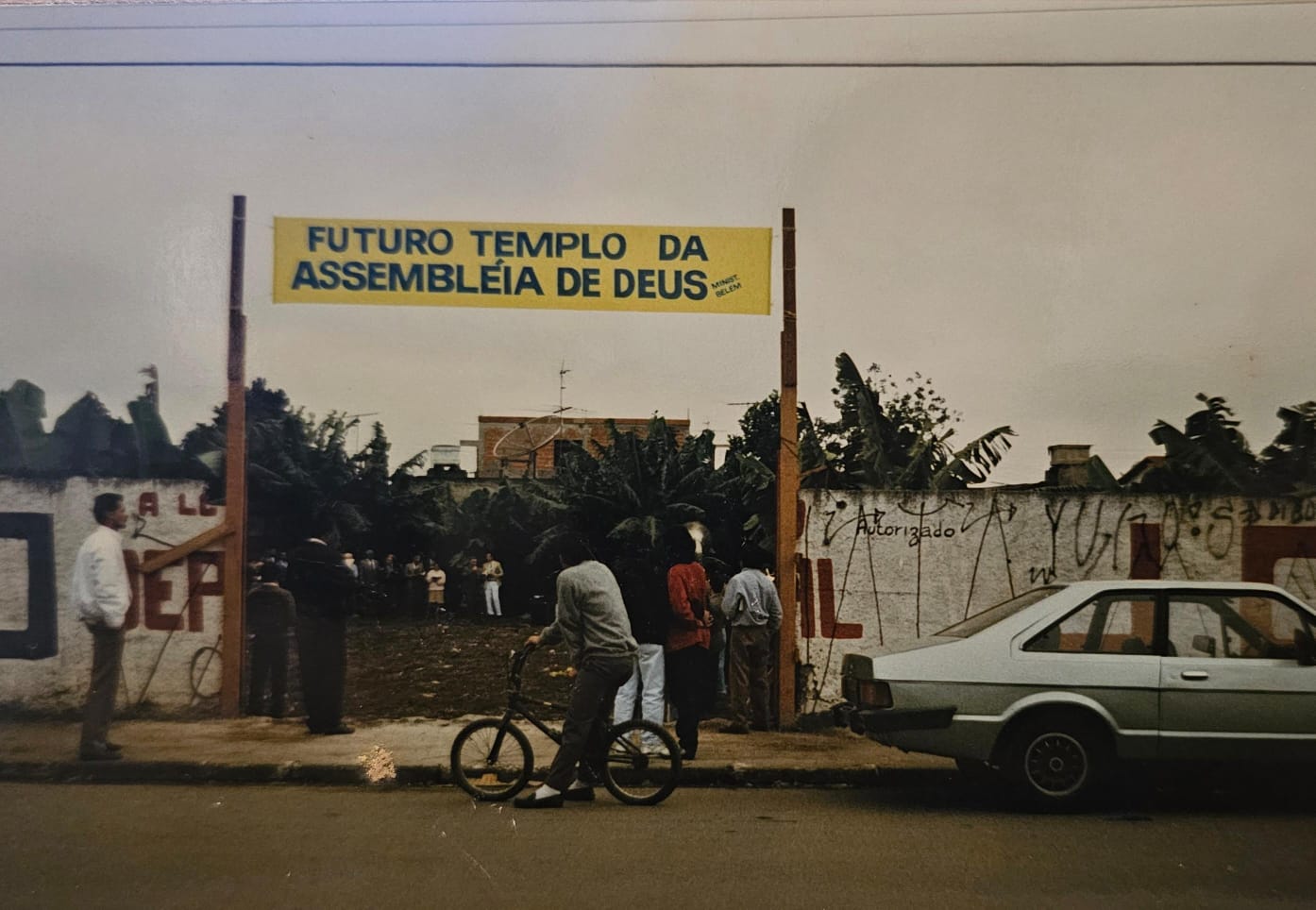 Faixa 'Futuro Templo da Assembleia de Deus' no terreno da construção em 1998, Rua Cachoeira do Brumado
