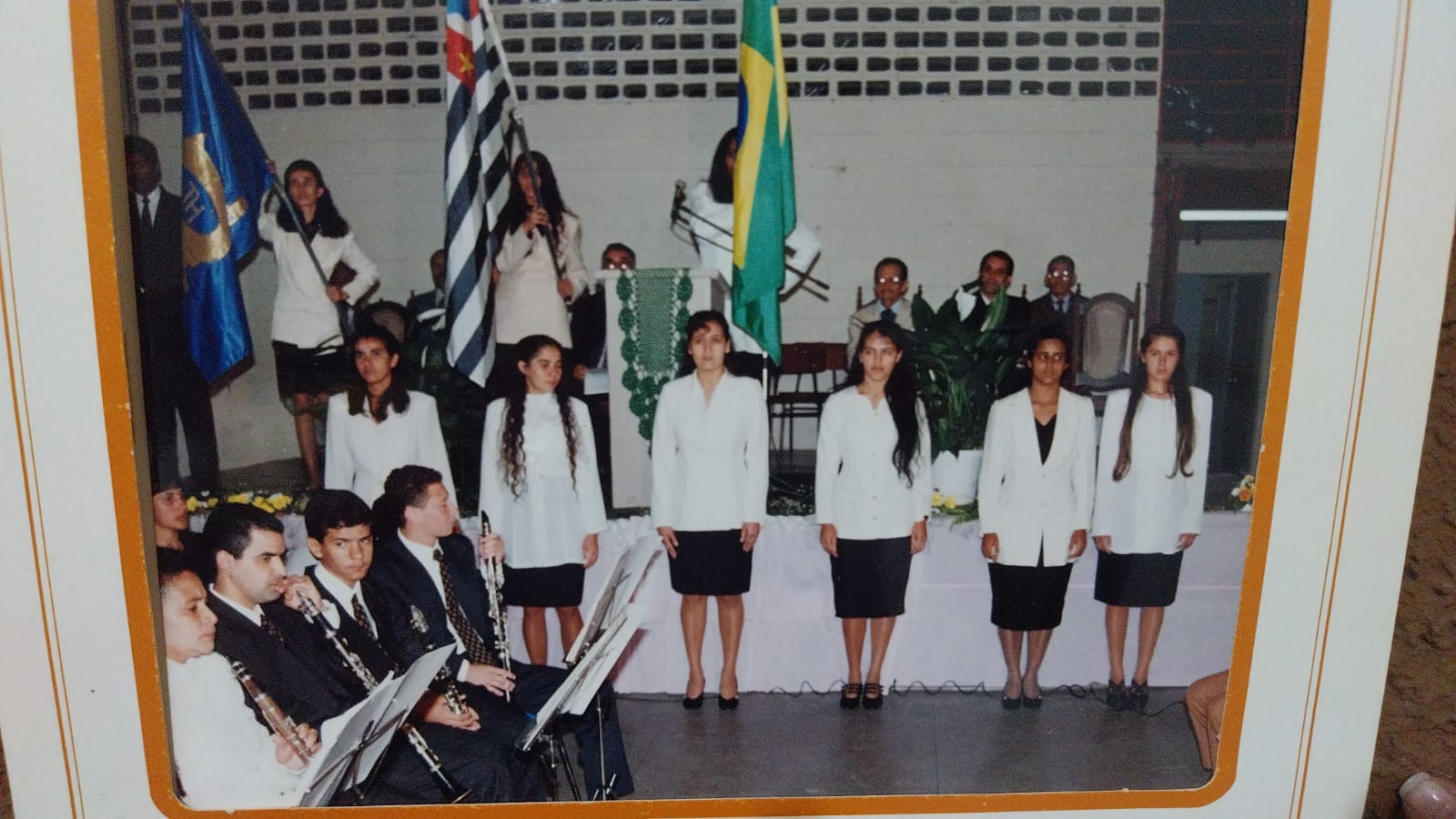 Jovens da COMUDAG em apresentação musical no templo, anos 90