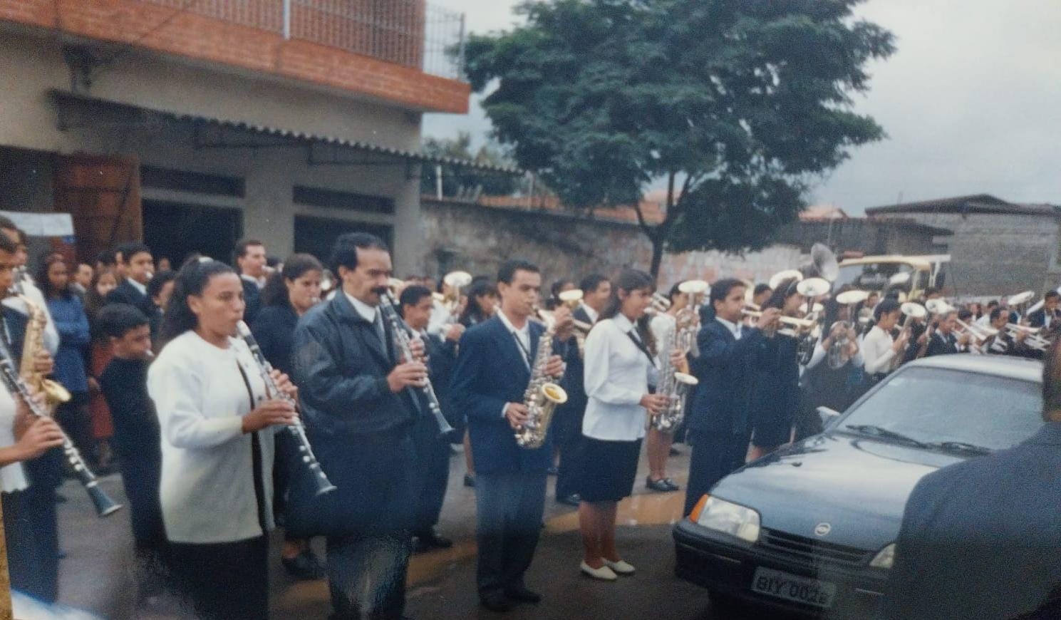Banda Sinfônica tocando na rua durante desfile de inauguração do templo em 1997