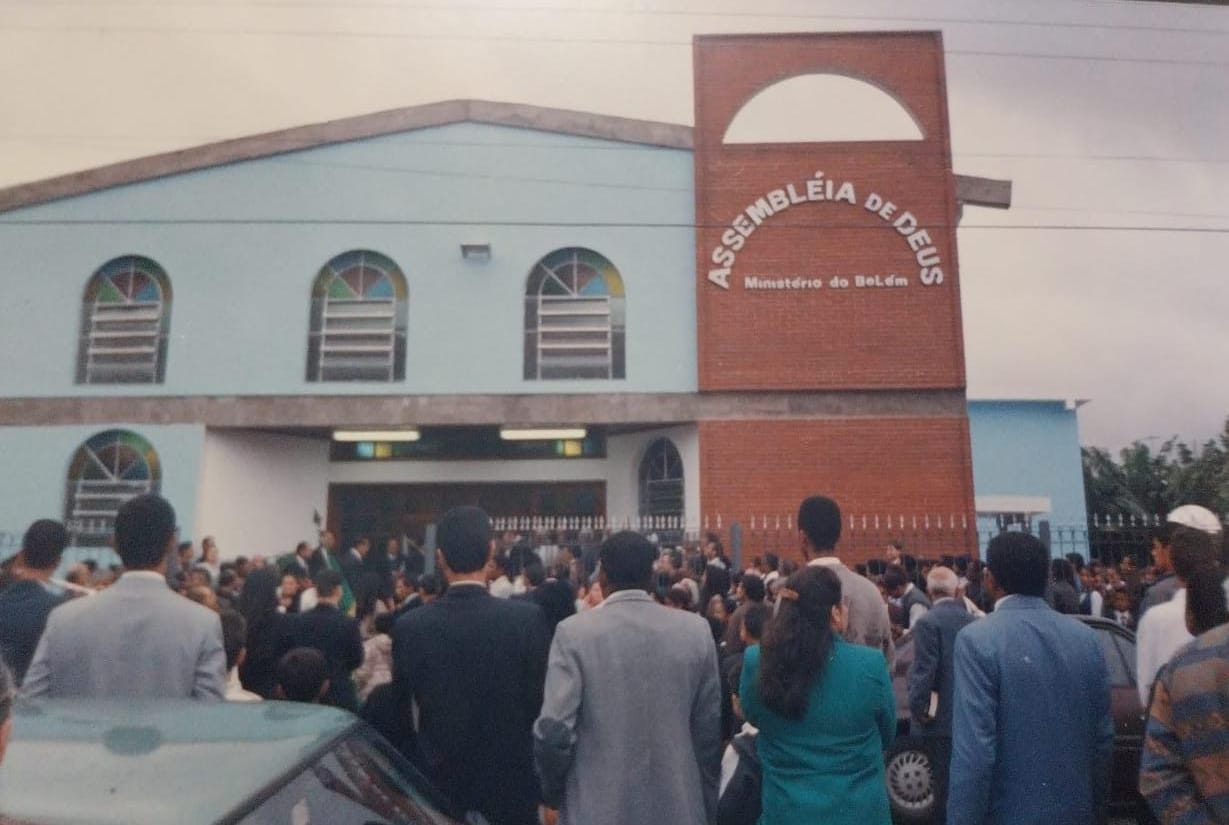 Multidão de membros e visitantes em frente ao novo templo no dia da inauguração, 25 de maio de 1997