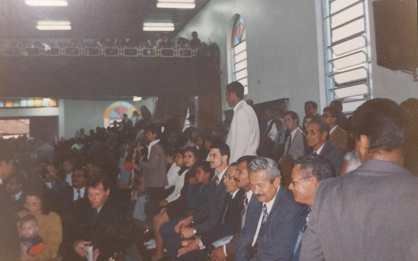 Interior do novo templo completamente lotado no culto de inauguração em 25/05/1997