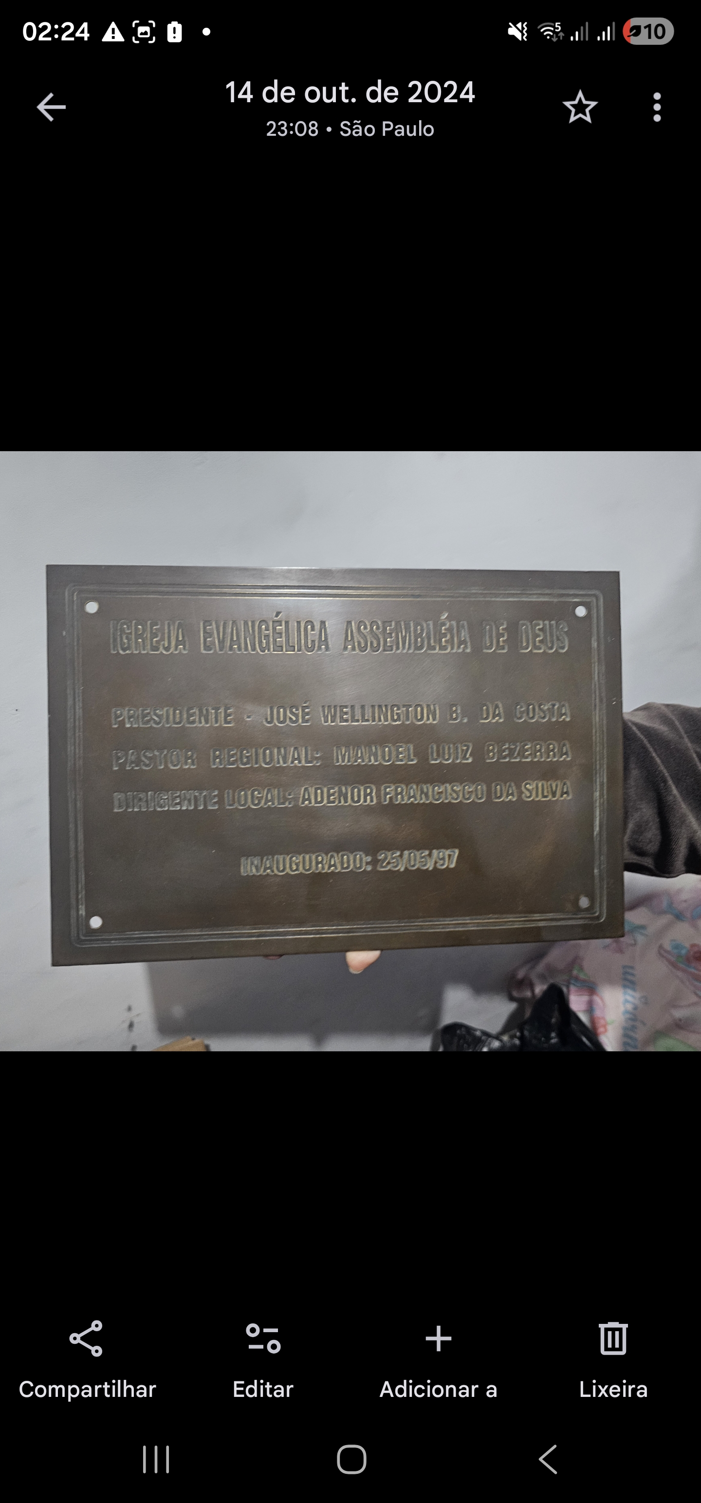 Placa de bronze comemorativa da inauguração com nomes de Pr. Adenor Francisco e Pr. Manoel Luiz Bezerra