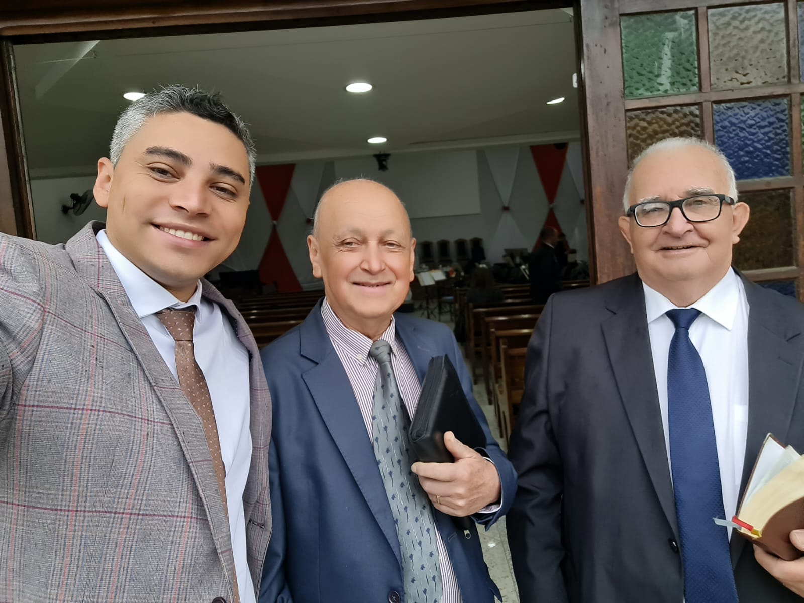 Pastor Pr. Adenor Francisco da Silva em momento ministerial, AD Jardim Helena