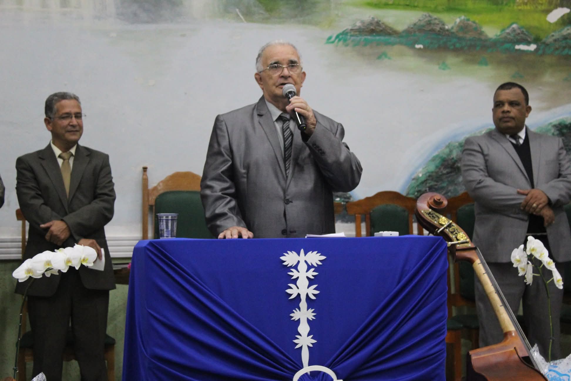 Pastor Pr. Adenor Francisco da Silva em momento ministerial, AD Jardim Helena