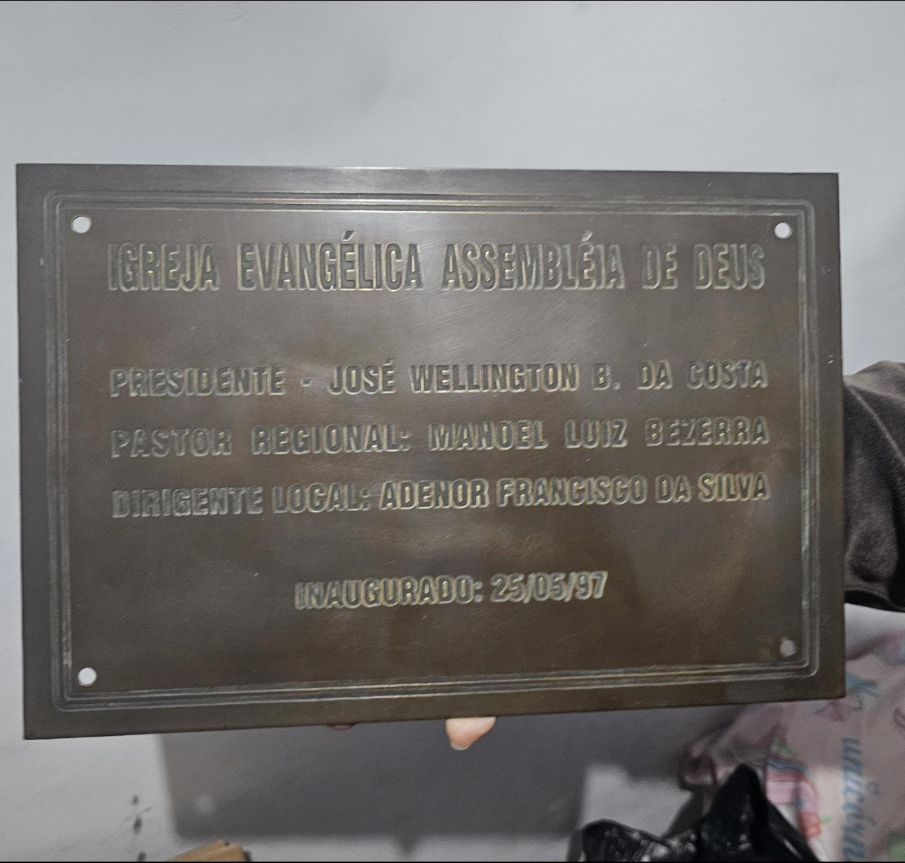 Placa de bronze da inauguração do templo em 25 de maio de 1997, Assembleia de Deus Jardim Helena