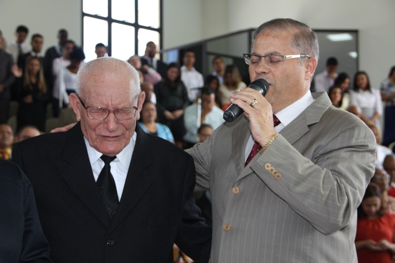Pastor Pr. Luiz Cipriano Nascimento em momento ministerial, AD Jardim Helena