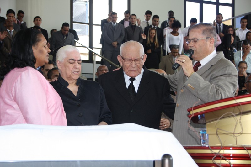 Pastor Pr. Luiz Cipriano Nascimento em momento ministerial, AD Jardim Helena