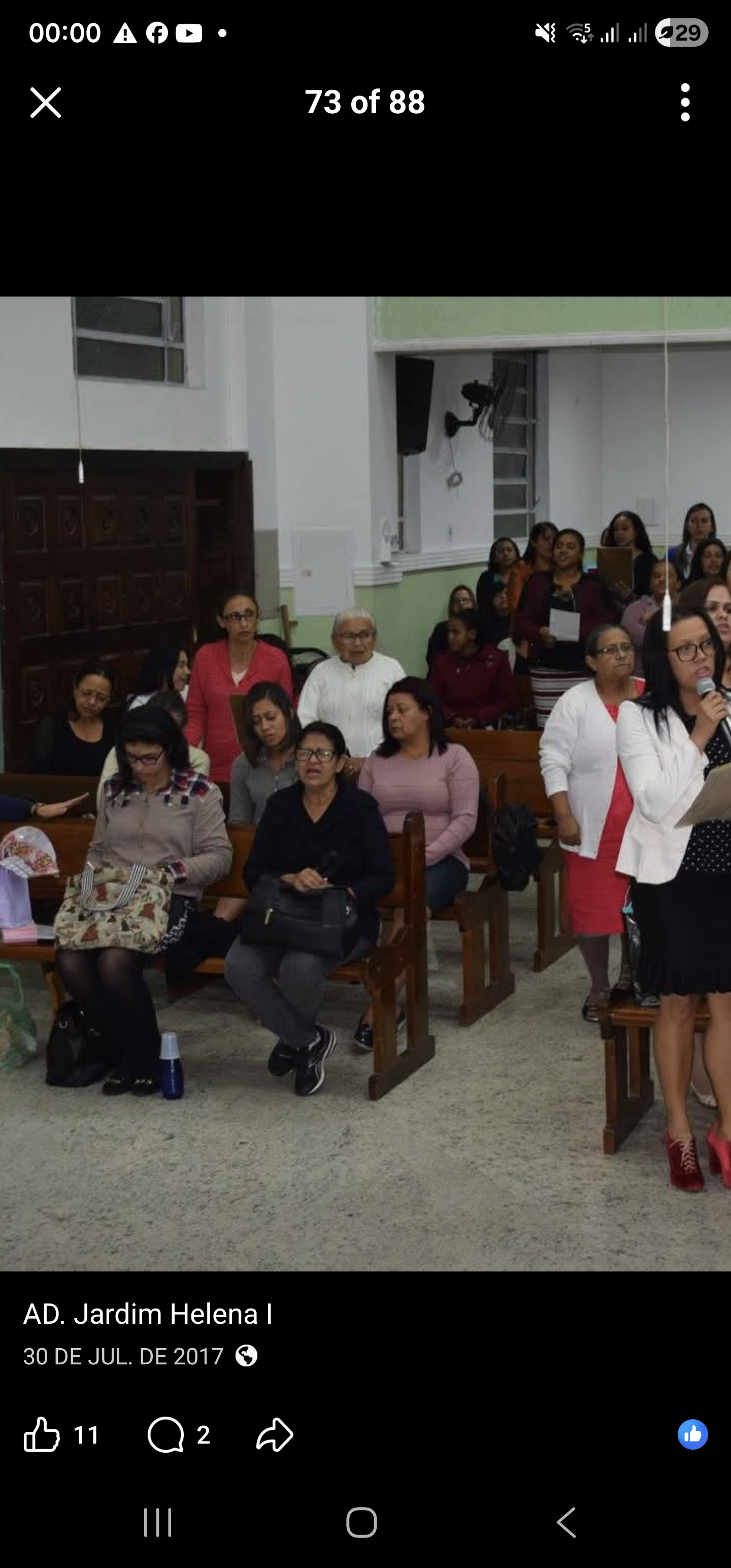 Fidelidade até o fim: Irmã Ruth participando ativamente da comunhão.
